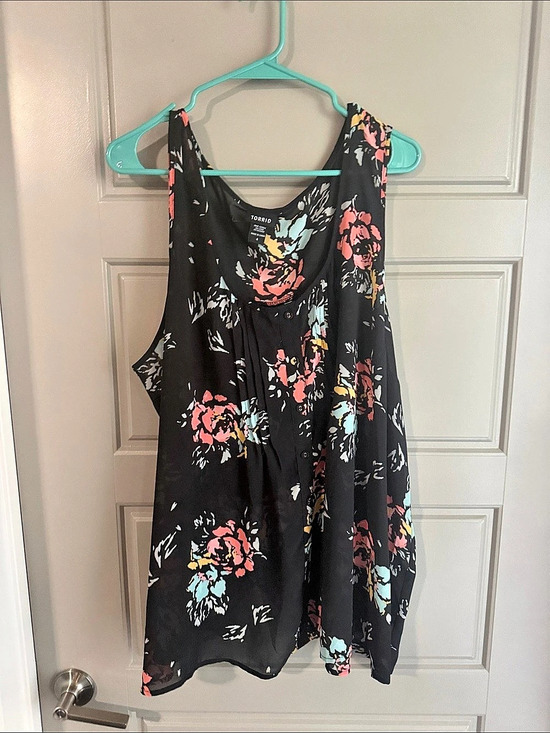 torrid Tops - Torrid Floral Sleeveless Blouse in Black & Pink Size 4